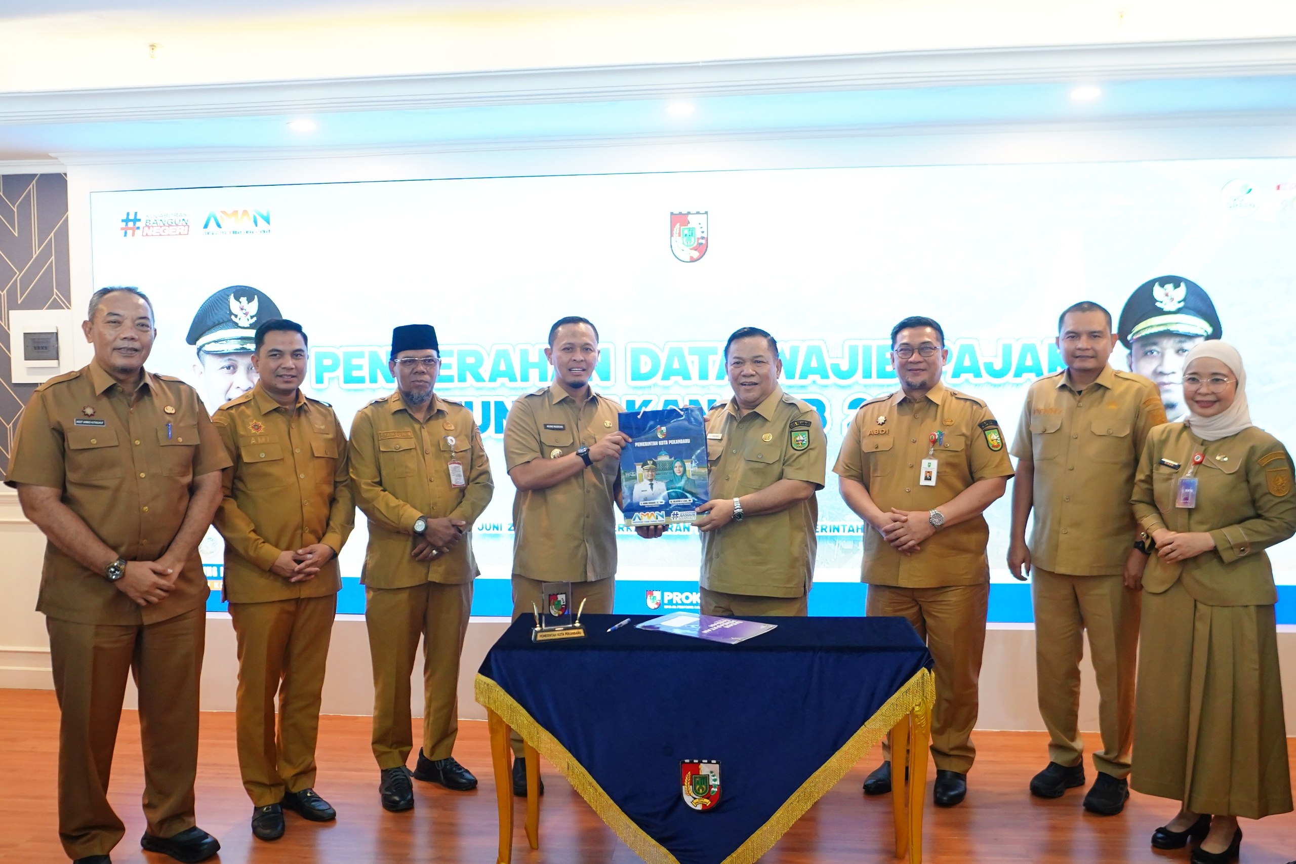 Serahkan Data 393 Ribu Kendaraan, Plt Gubernur Minta Pemko Pekanbaru Gerak Cepat Tagih Pajak