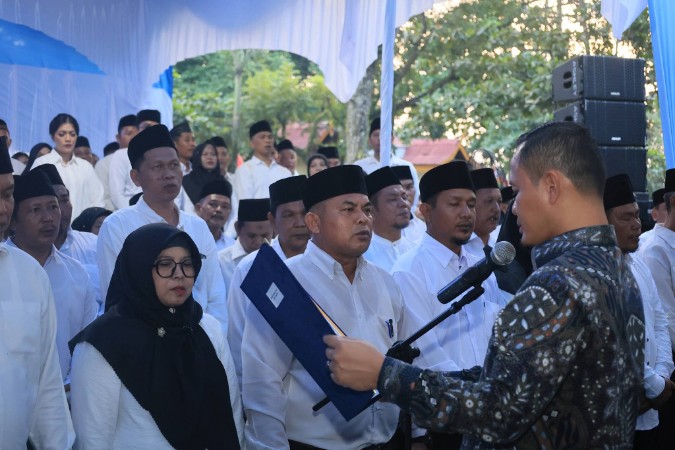 Wali Kota Pekanbaru Agung Nugroho Kukuhkan Ketua RT dan RW Terpilih Se-Kecamatan Tenayan Raya
